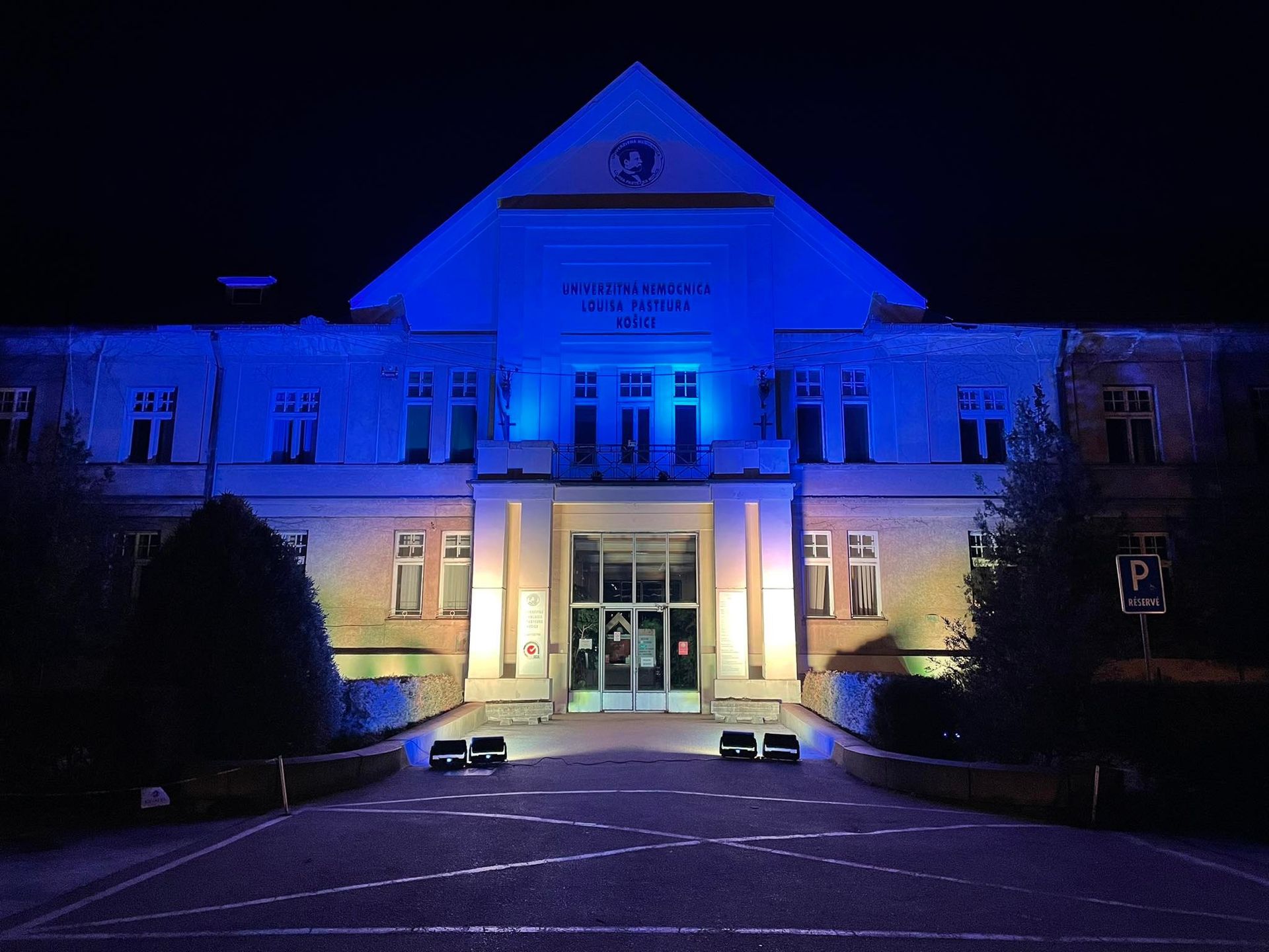 Symbolické nasvietenie nemocnice na vyjadrenie solidarity Ukrajine