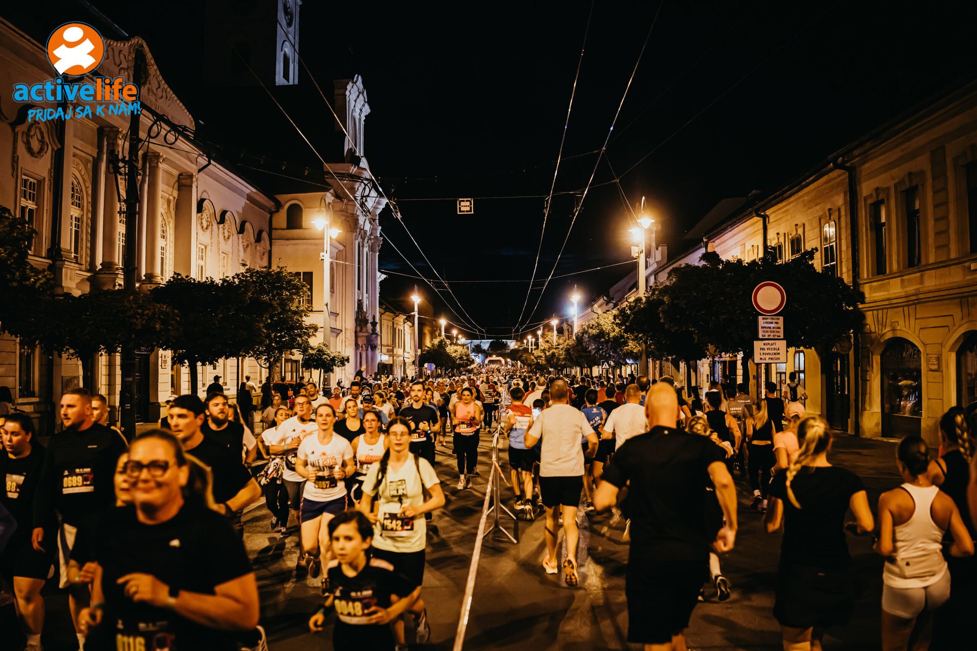 Prešov Night Run 2026 rozžiaril mesto. Takmer 1 800 bežcov zažilo bežeckú párty plnú hudby a svetiel